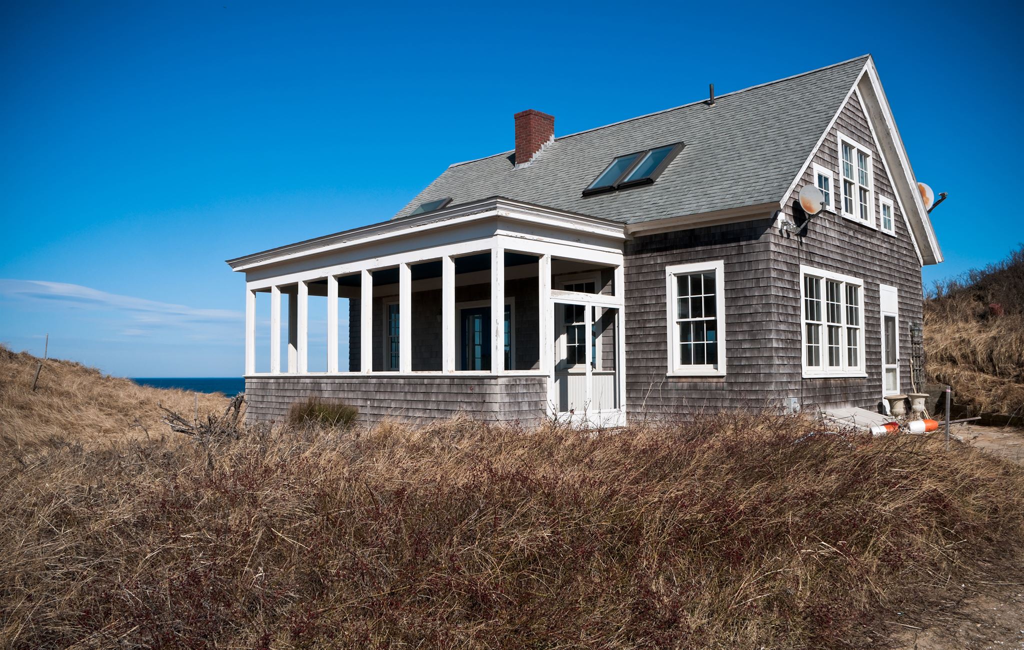 Holzhaus-mit-blauem-Meer-und-blauem-Himmel