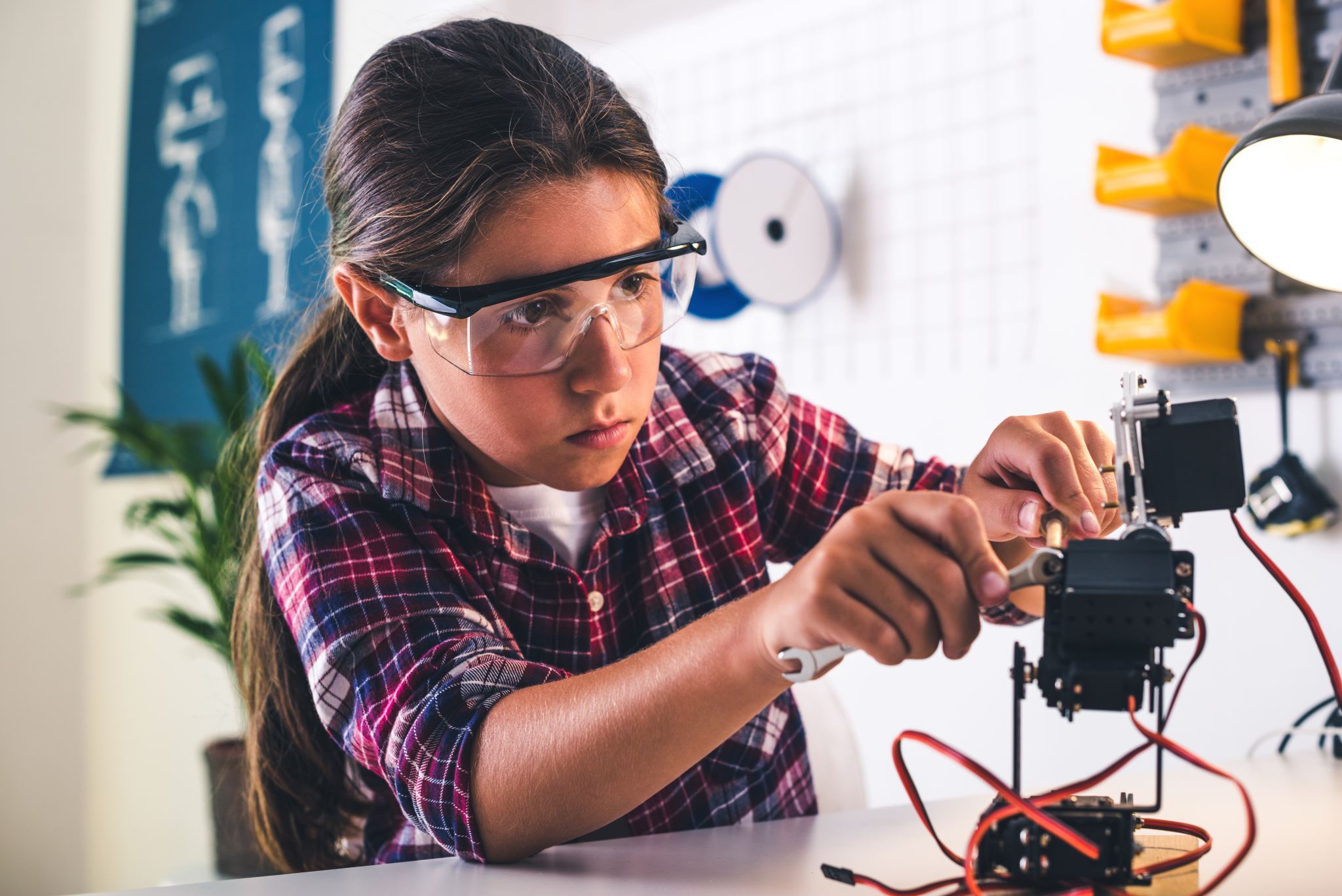 Junges-Mädchen,-das-sich-auf-ein-mechanisches-Projekt-konzentriert