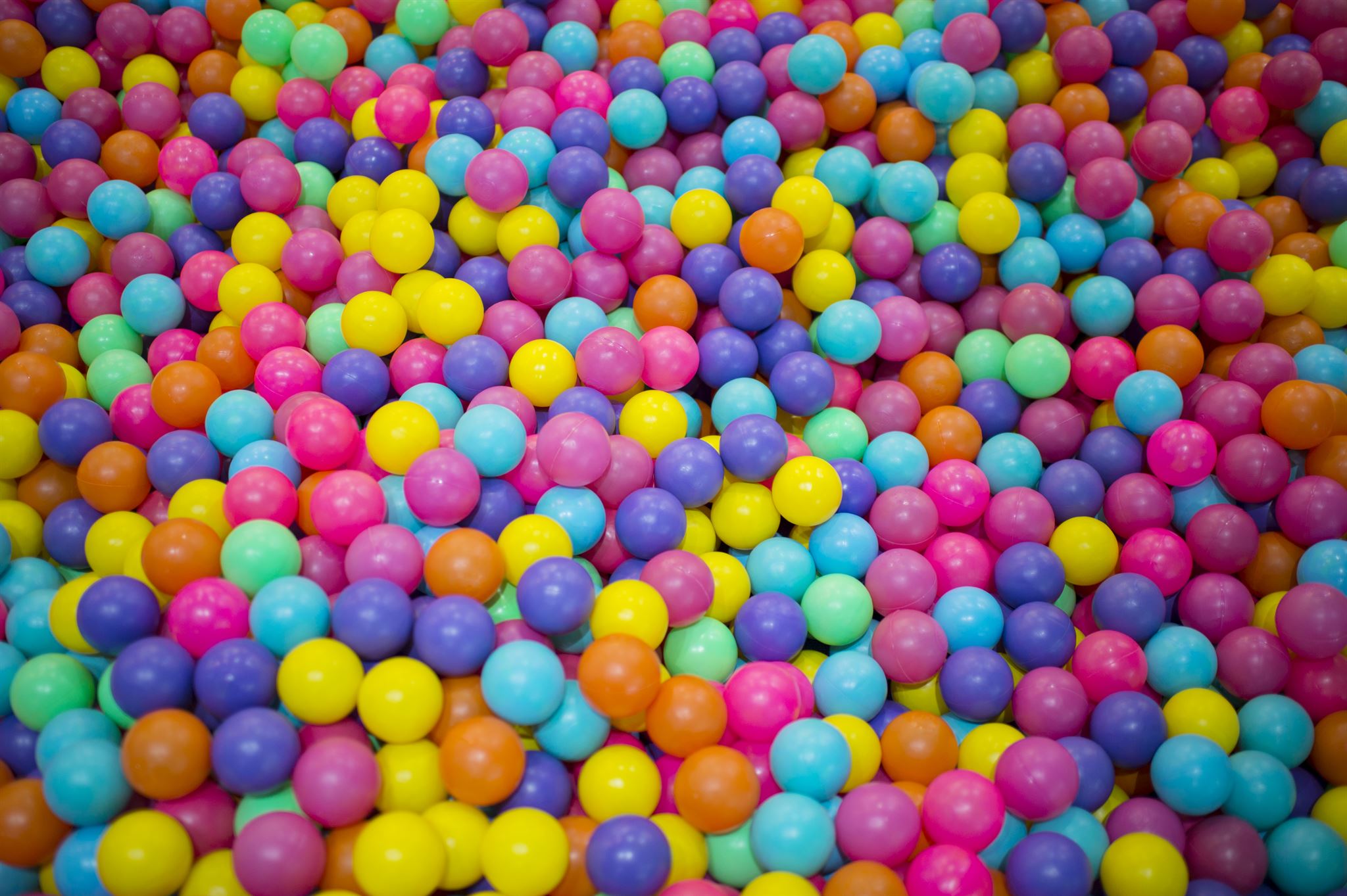 Pool-mit-bunten-Bällen