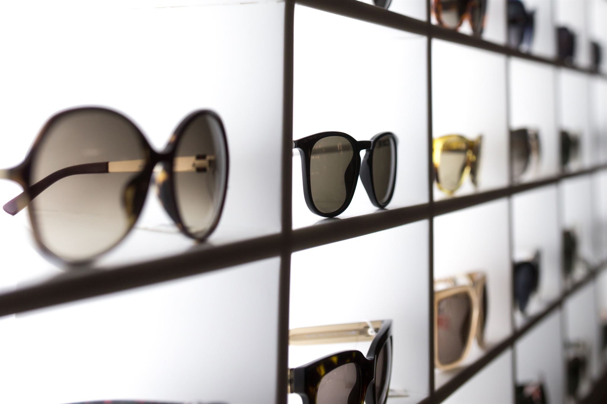 Reihen-mit-Sonnenbrille-im-Regal