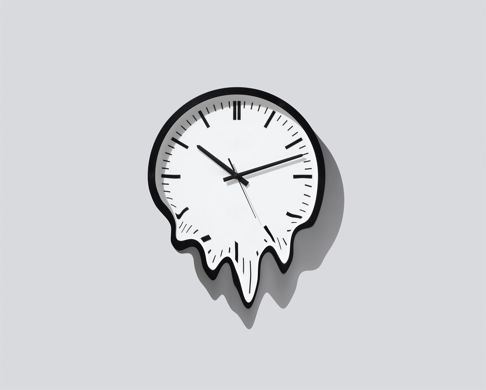 Schmelzende-Wanduhr-vor-grauem-Hintergrund
